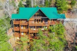 Big Buck Lodge  Smoky Mountain Views - Hot Tub - within 2.5 miles to downtown Gatlinburg.