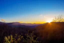 Big Buck Lodge  Smoky Mountain Views - Hot Tub - within 2.5 miles to downtown Gatlinburg.