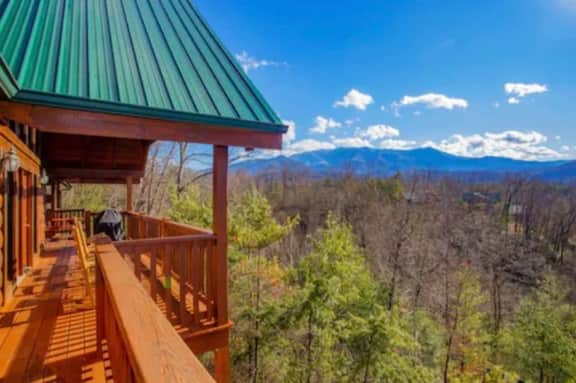 Big Buck Lodge  Smoky Mountain Views - Hot Tub - within 2.5 miles to downtown Gatlinburg.
