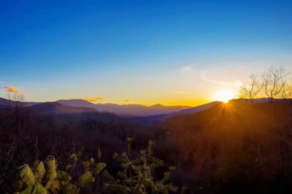 Big Buck Lodge  Smoky Mountain Views - Hot Tub - within 2.5 miles to downtown Gatlinburg.