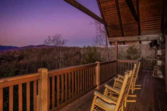 Big Buck Lodge  Smoky Mountain Views - Hot Tub - within 2.5 miles to downtown Gatlinburg.