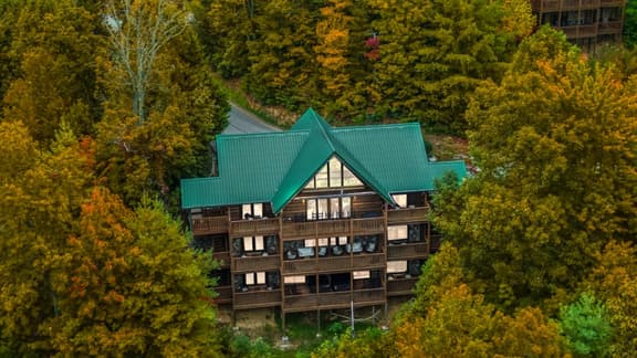 Big Buck Lodge  Smoky Mountain Views - Hot Tub - within 2.5 miles to downtown Gatlinburg.